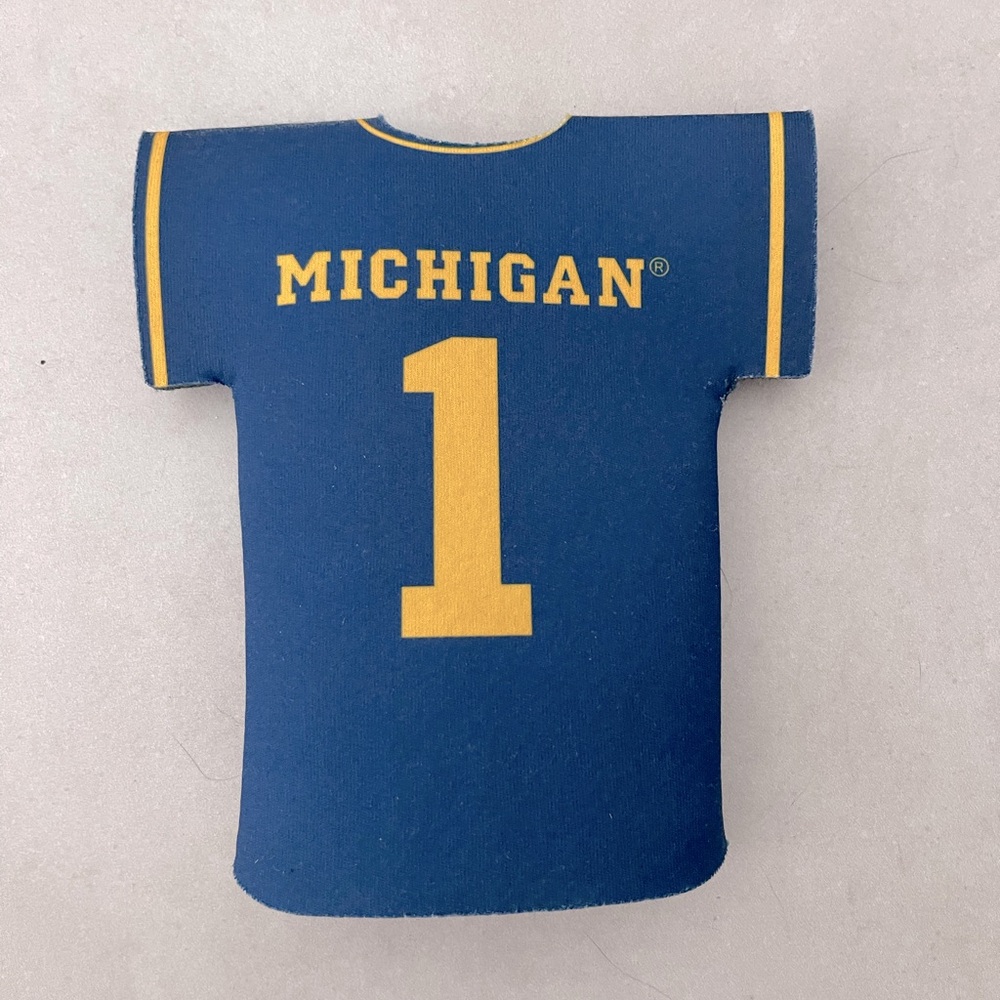 University of Michigan NEW 4 piece salt/pepper, place holder, apron, cup holder. - Picture 3 of 4